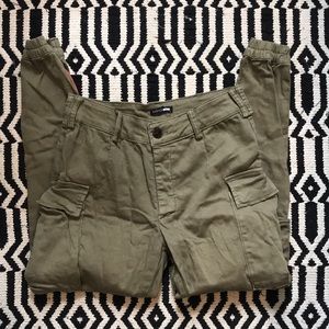 Skinny Leg Cargo Jogger with Functional Zippers at the Ankles Size XS